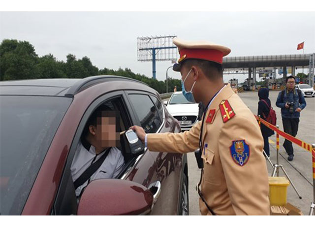 Lực lượng cảnh sát giao thông tỉnh Quảng trị xử lý các trường hợp vi phạm giao thông trên địa bàn